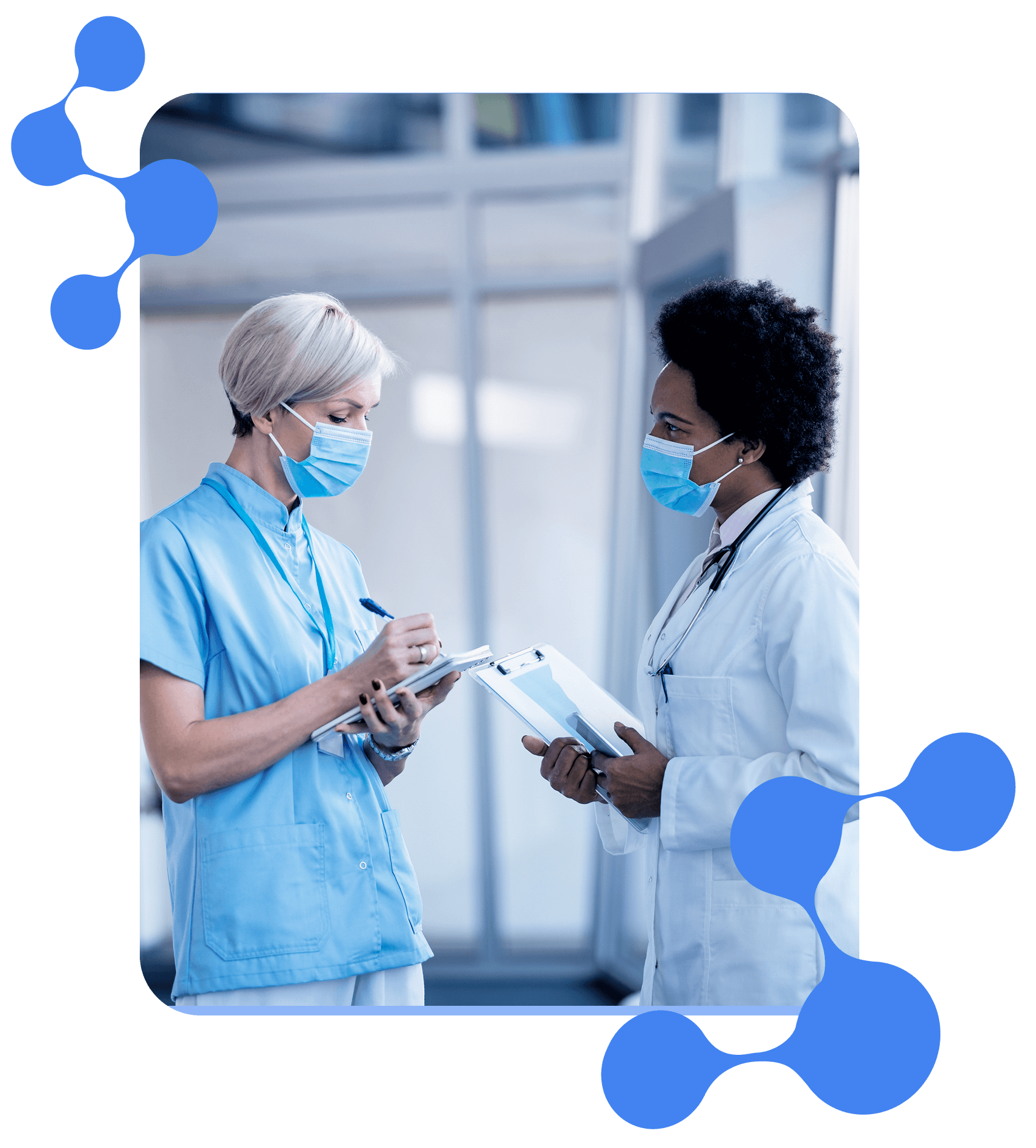 duas médicas trocando informaçõs dentro de um hospital